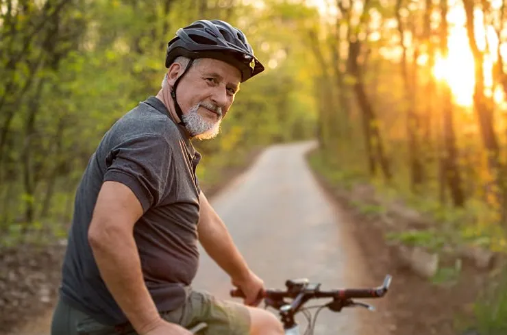 Personne qui souffre d'arthrose en vélo